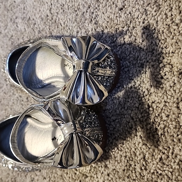 BoBo Angel silver shoes size 28 with velcro straps .. - Picture 2 of 7